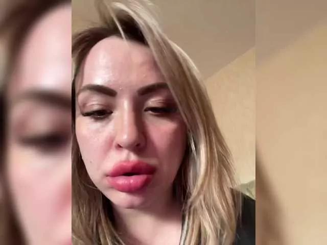 HollyDoll from BongaCams