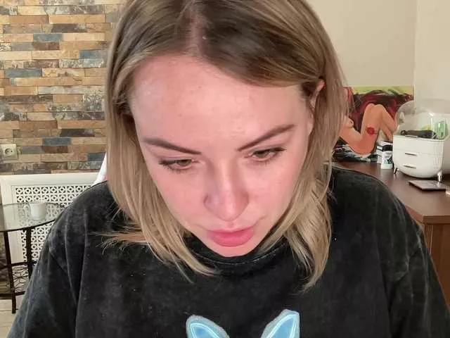 HollyDoll from BongaCams