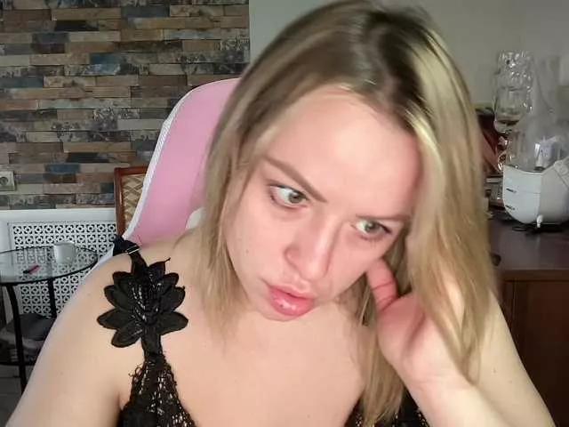 HollyDoll from BongaCams