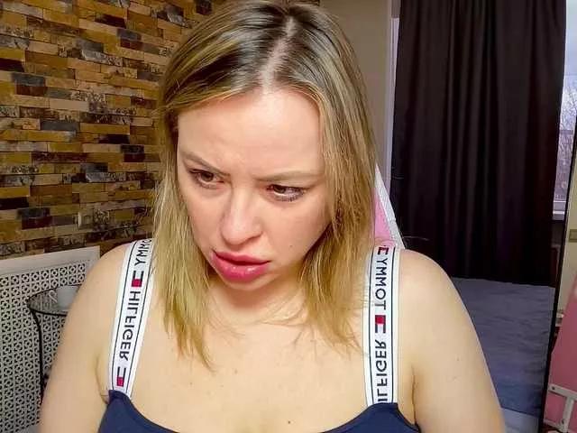 HollyDoll from BongaCams