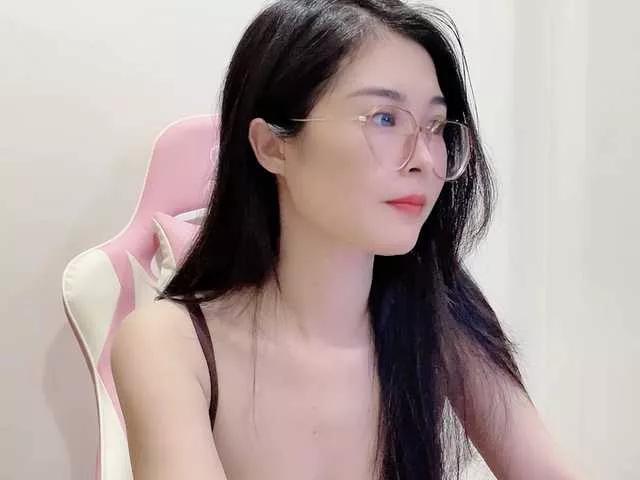 LylySweet18 from BongaCams