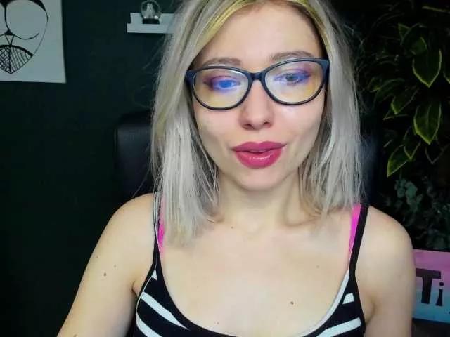 xxHeidiLove from BongaCams