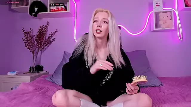 scarlettwell from StripChat is Freechat