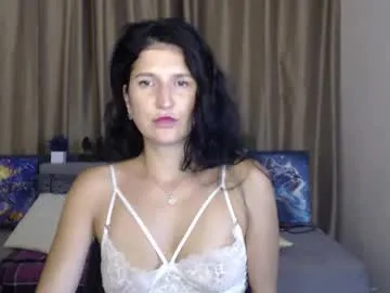 alianna_solo_kiss — hi // GOAL: dance and flash tits [600 tokens left] #smile #Goddess #natural #cute #milf