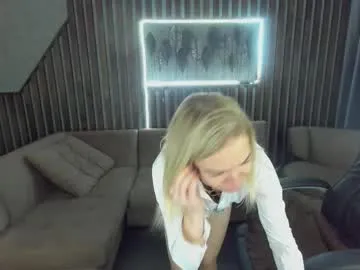 anna_snow9 — Goal: ToplessDance(.)(.) #dance #dirtytalk #twerk #party #kinky - Next Goal: Fully naked