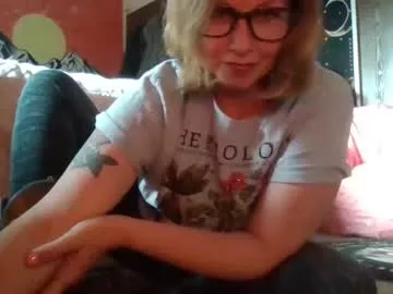 luxuriousuburbawife on Chaturbate 