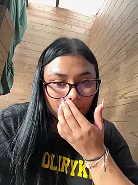alissonfernandez_ — She undresses in front of me 