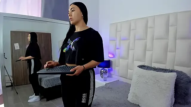 Ariana_rouse — naked and 8 squats or chest flexions