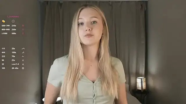 ArianeAumich on StripChat 
