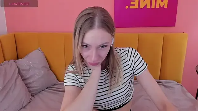 Diana_Garrett — naked boobs + lick fingers