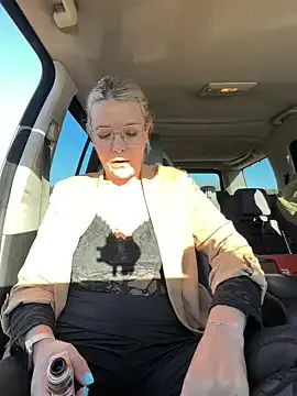 EmyLana — show tits