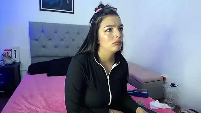 Esmeraldaa- — two fingers in my pussy