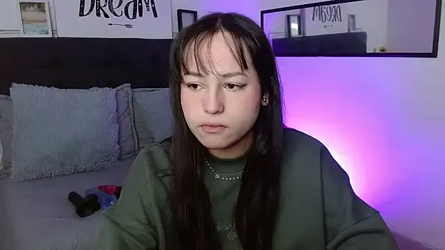 Eymmy_24 on StripChat