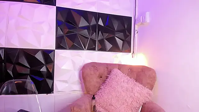 IrinaMonroee on StripChat 