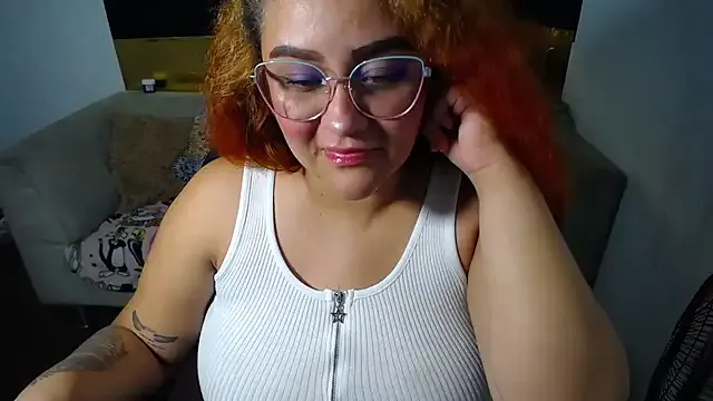 loly_bigbooty4u on StripChat 