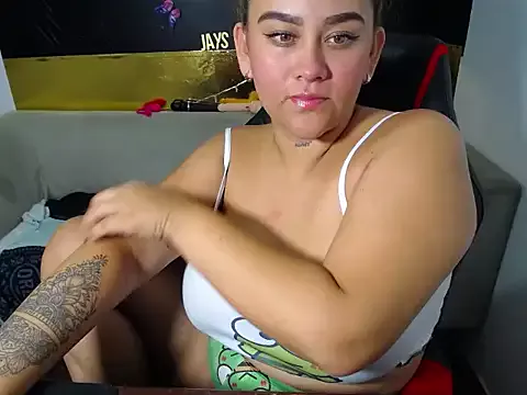 loly_bigbooty4u on StripChat 