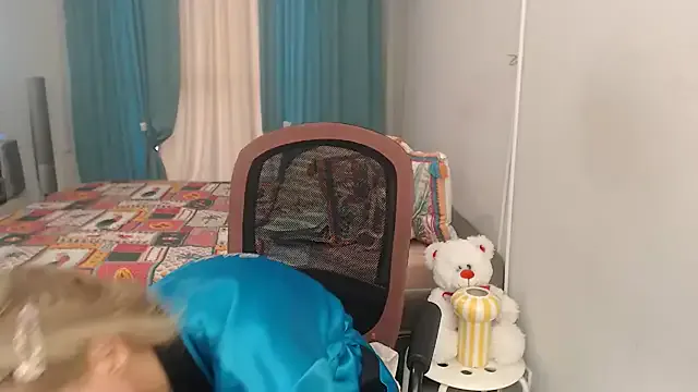 LuxuryNika on StripChat 