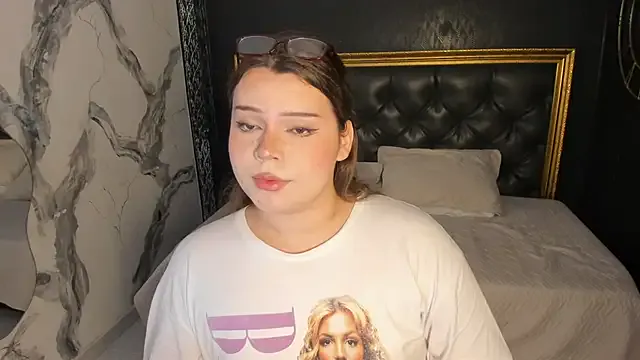 Maxxxine1 — Suck dildo, showing tits
