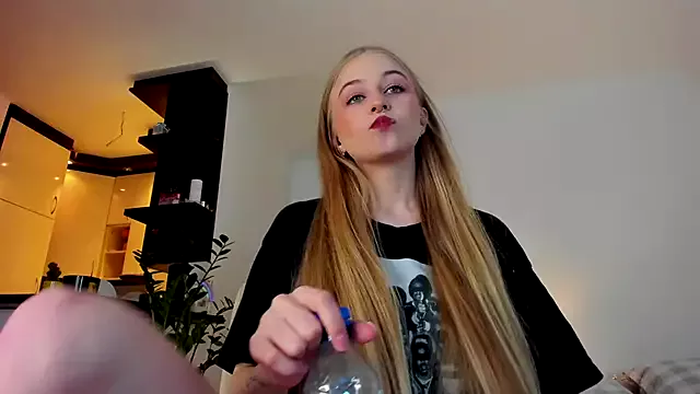 MiaMews on StripChat 