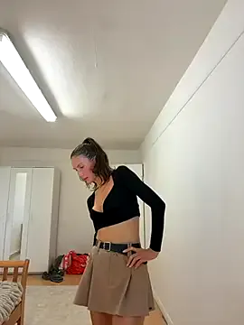 MilaRenee — Do the splits with my tits out