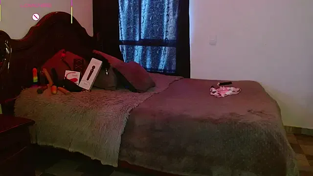 MissHoolly on StripChat 