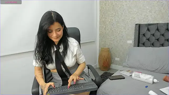 Moom_red on StripChat