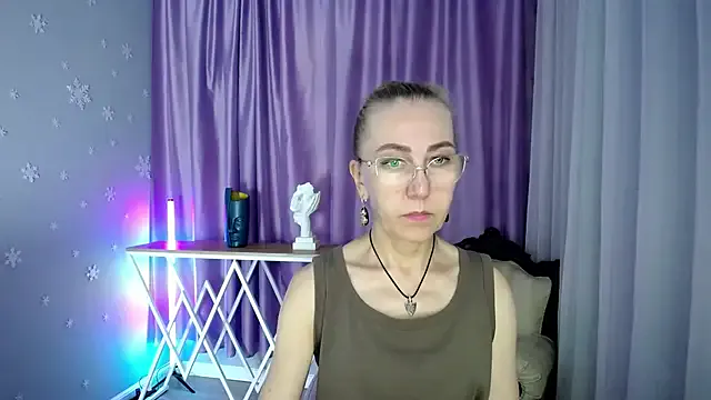 queen_a_n_i on StripChat 