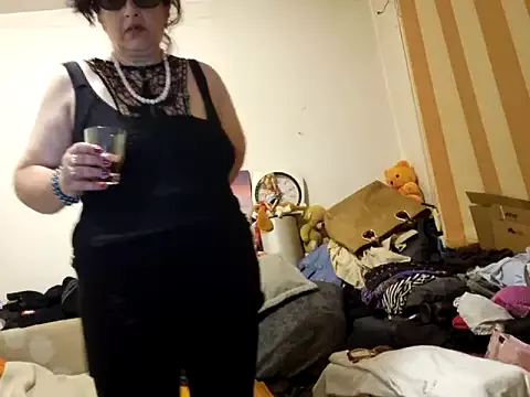 Samantha_Squirt@xh on StripChat 