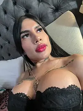 saragill323 on StripChat 