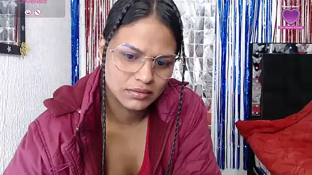 SweetAlmaa on StripChat 
