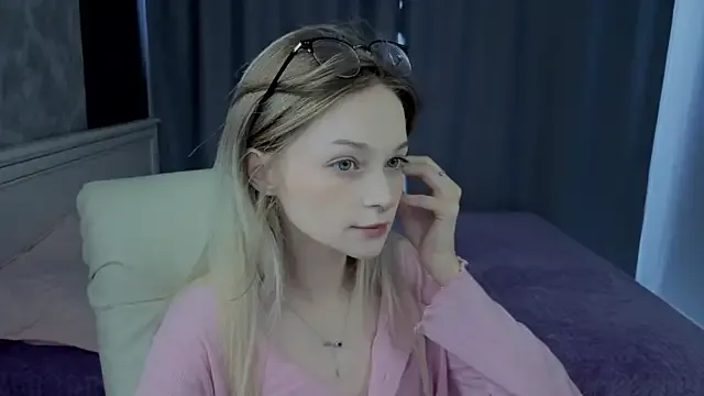 vialeta_baby — suck fingers <3